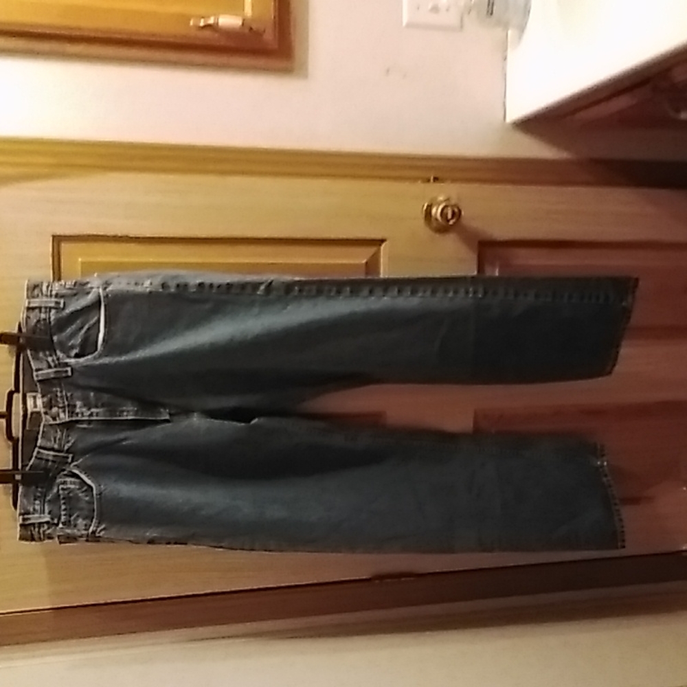 Men's Signature Levi jeans. Size 38 x 34. Blue.